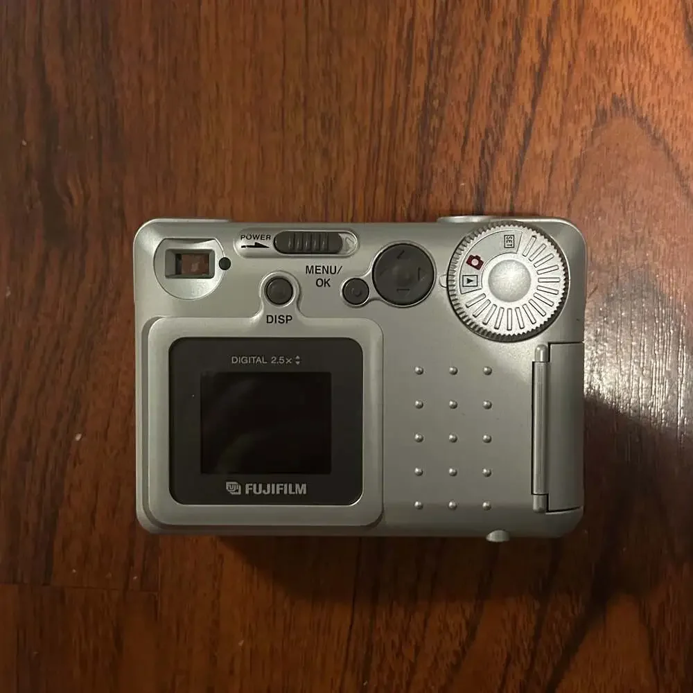 FujiFilm FinePix 2300 Digital Photo Camera 2.1-MP + 8mb SmartMedia Memory Card,